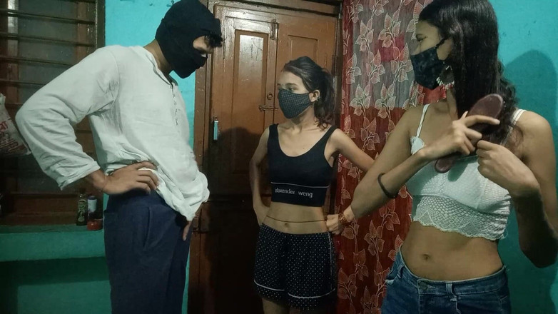 Raitorani: Două fete și un băiat colege de clasă de la facultate...