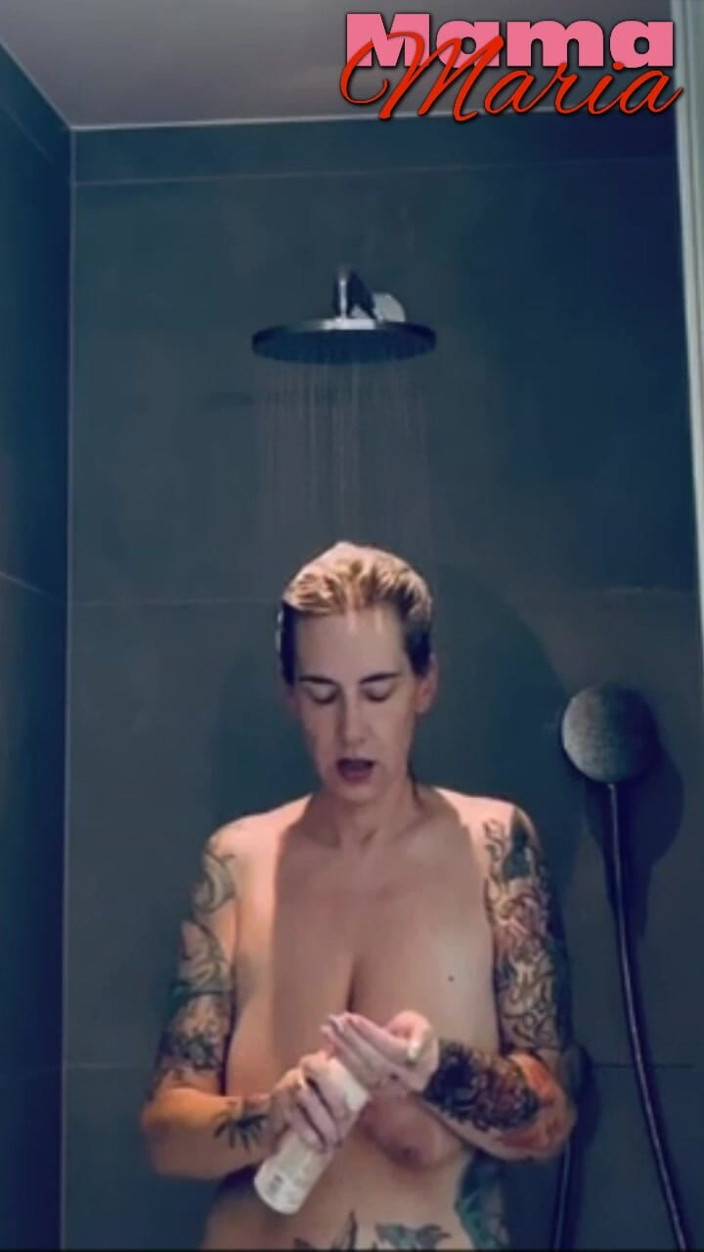Mama Maria: MILF sous la douche toreuse