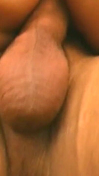 Matură sexy cu forme întinsă larg de pula palidă picurând sperma