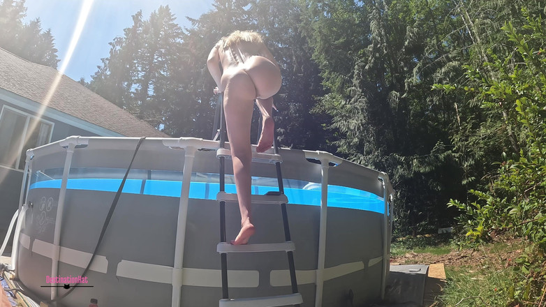 Destination Kat: Jiran menonton saya berenang