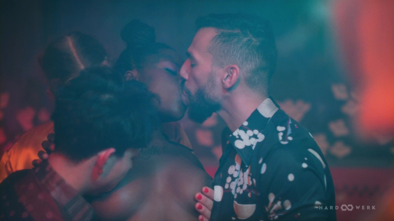 HardWerk: 00000 Une fille sexy et aimante avec des Las Bangers