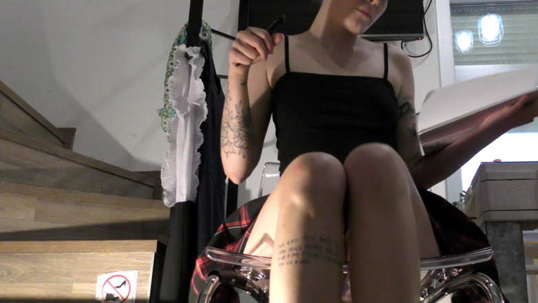 Leon Lambert Girls Twerk Parties CFNM: Gadis hot menggoda dengan rok mini tenis pendek dan seragam...