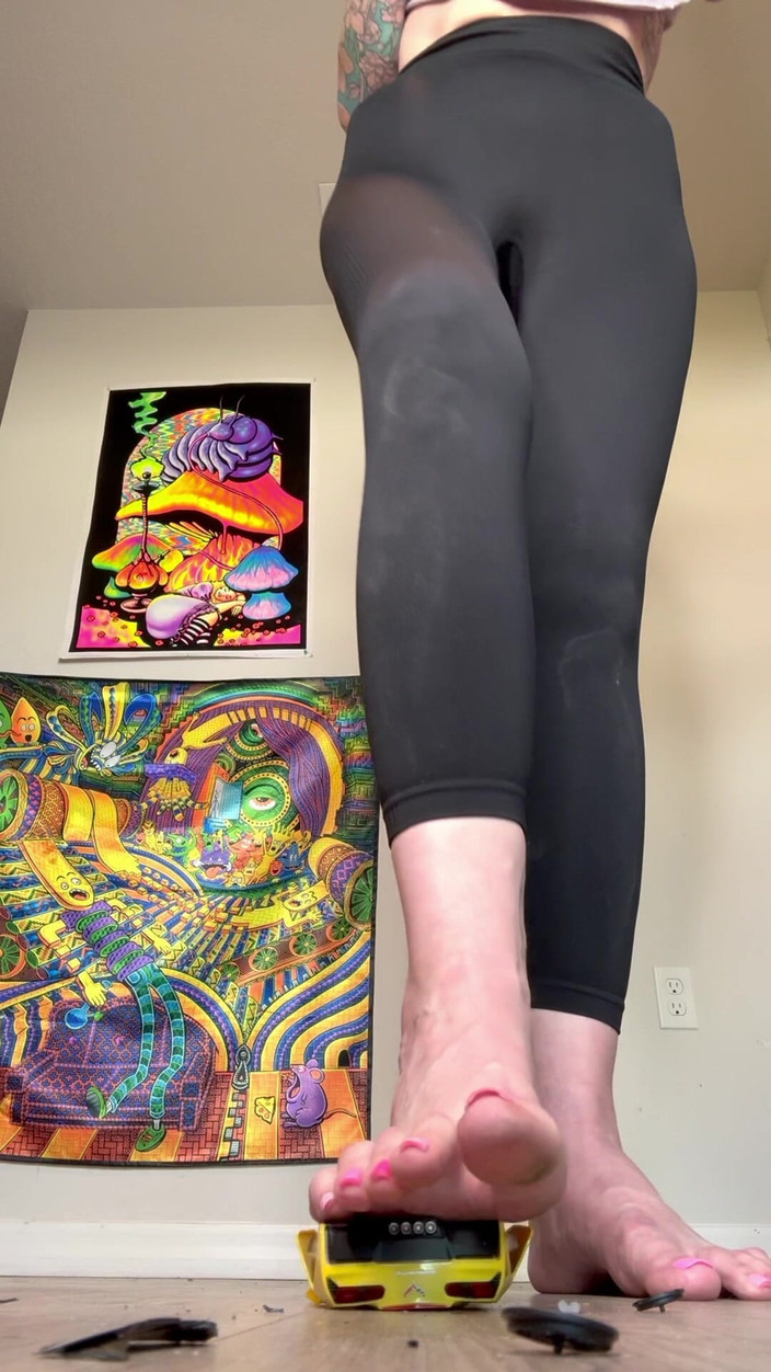 Peppermint Giantess: Đập một chiếc xe mô hình với kích thước của...