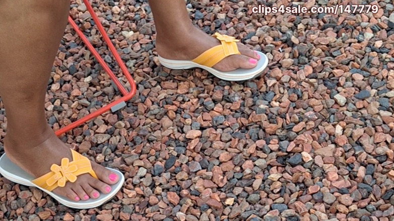 Foot Patrol: Ébano milf brillante muslos piernas y bonitos dedos rosas