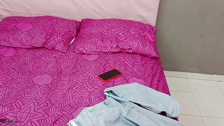 Candyrouse: 継母と継娘が素晴らしいレズビアンセックス - スペイン語のポルノ