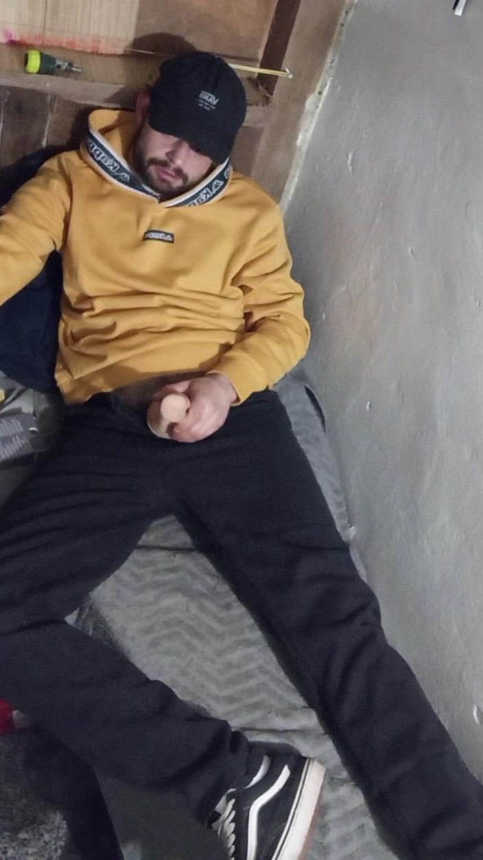 jerkofflover: 在小屋里床上自慰