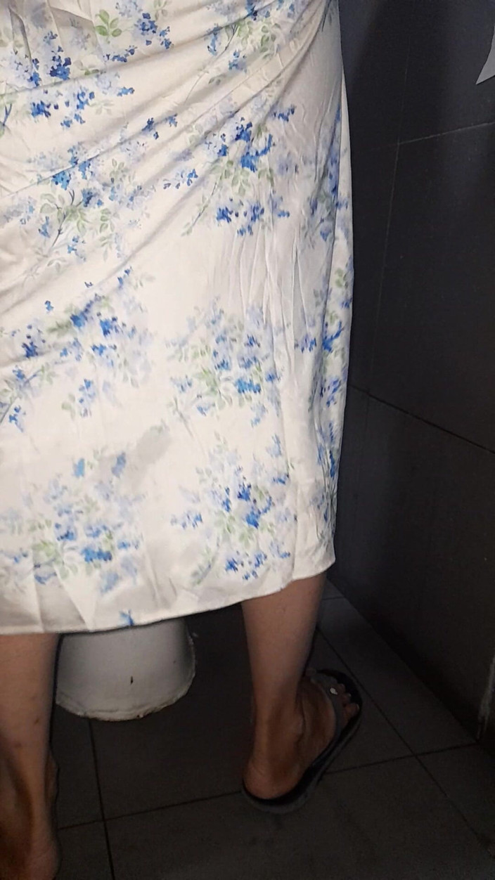 Naomisinka: Crossdressing mrdka nosí saténové ohlávkové šaty na krk