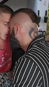 Sexuální terapie. Nevlastní otec učí nevlastního syna, jak tvrdě šukat.