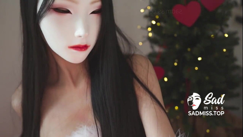 Sad Miss: スリムなアジアのティーンが、ホットなクリスマスフェイシャルの前にストッキングとおもちゃで恋人を誘惑する