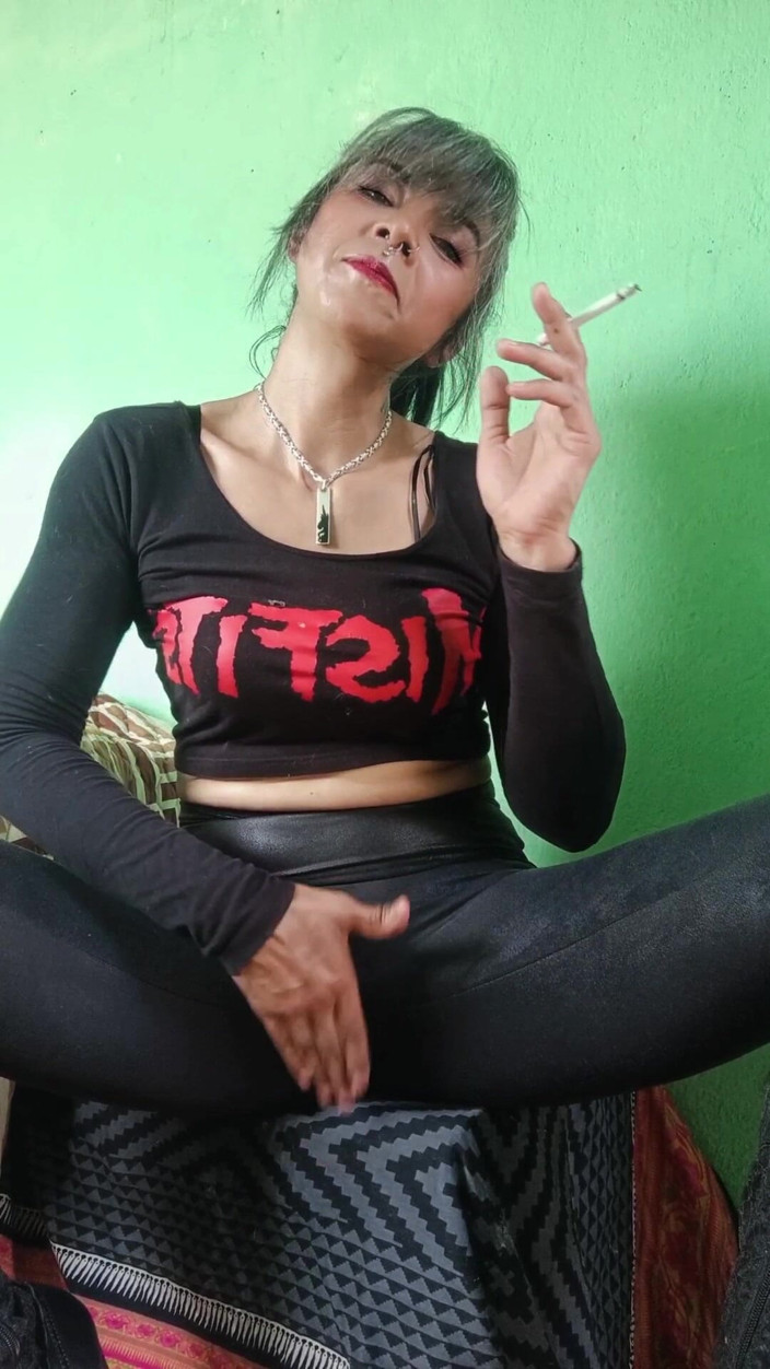 Casia Castro: Hút thuốc trong màu đen
