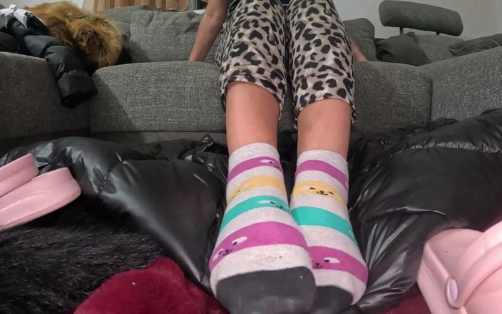 MilfyCalla: Spelen met mijn lange vingers, sexy zolen en grote voeten