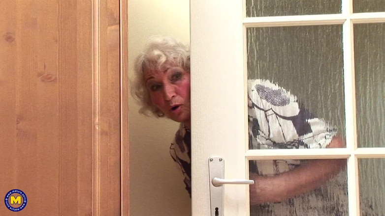 Mature NL: Нехай бабуся лиже твою маленьку пизду повністю мокрою