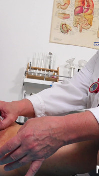 Vecchio Esame della figa - misurazione della temperatura vaginale di una donna matura nuda