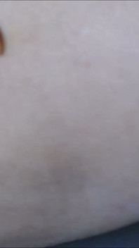 Orgasm gemând futând un vibrator în mai multe poziții pe patul meu într-o rochie drăguță