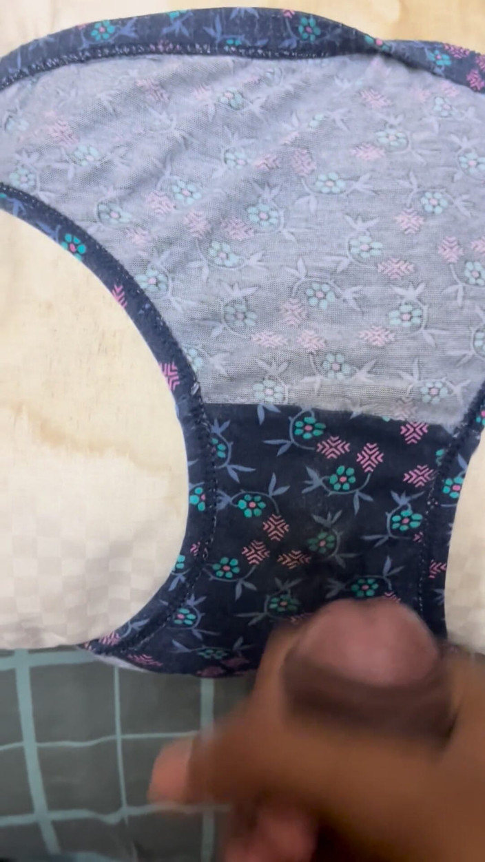 Cumlover35804: Dobul, éjaculation ! Ma demi-sœur jouit sur ma culotte