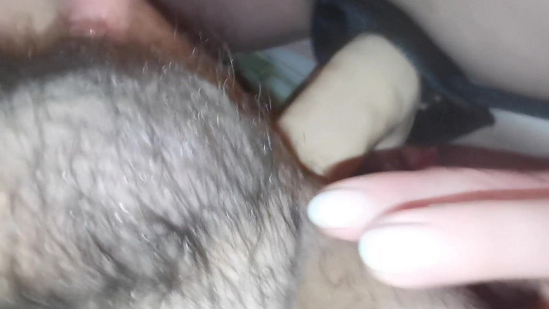 Skowirowi: Henjutan keras suami saya dalam pantat.