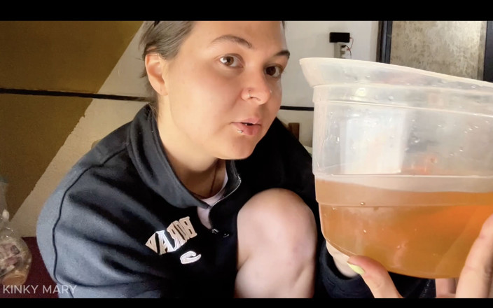 Kinky mary: I Pissed a Full Jug in My Bedroom with My...
