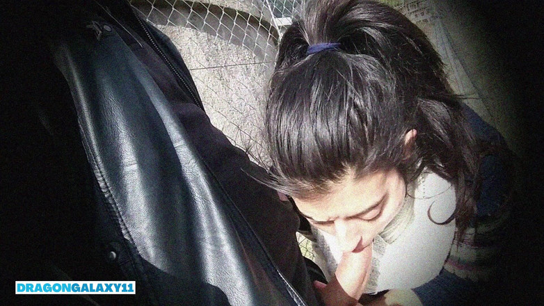 DragonGalaxy11: 의붓여동생과 저는 거리에서 외설적인 행동을 하다가 집에서도 그런 짓을 했습니다.