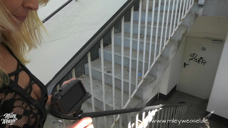 Miley Weasel: Он трахнул меня на улице!!