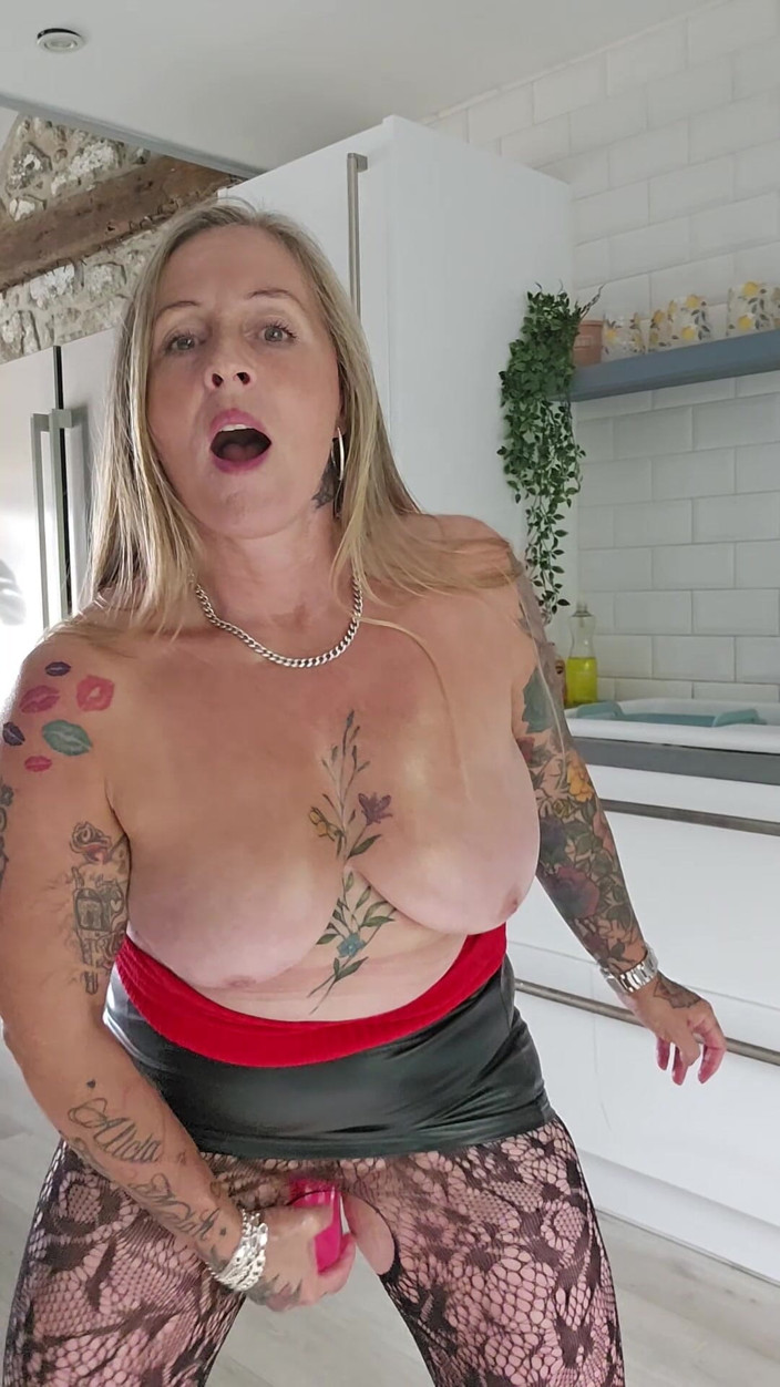 Kitty James: लाल टॉप काली मिनी स्कर्ट