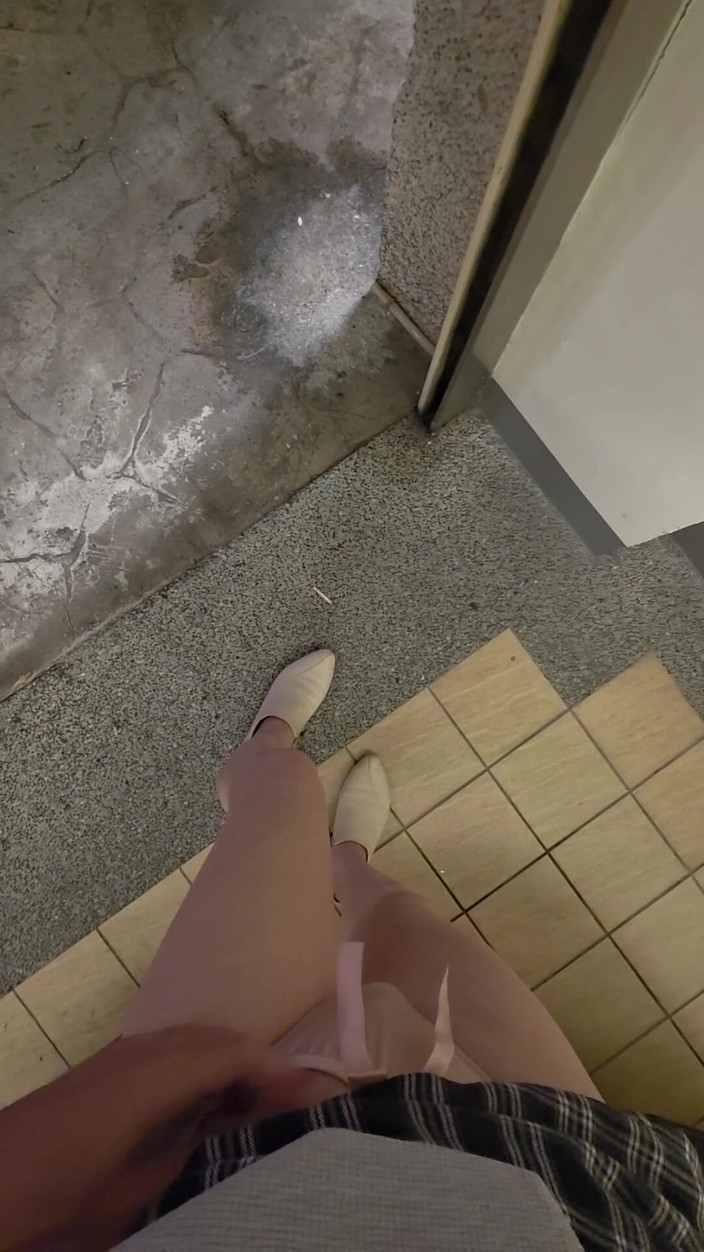 Taiwancdgirl: Menunjukkan seluar dalam di garaj motel