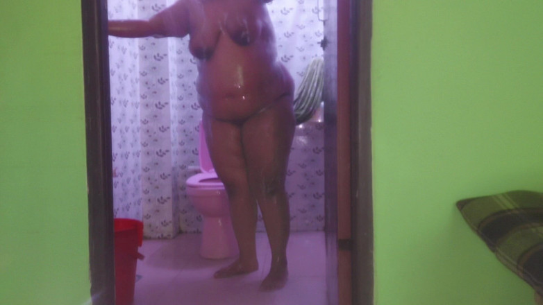 Your Boy's Cum: 継母が鍵なしでトイレでシャワーを浴びているとき、彼女の大きなお尻と大きな胸の裸の体を見て、シャワー後にセックスしました