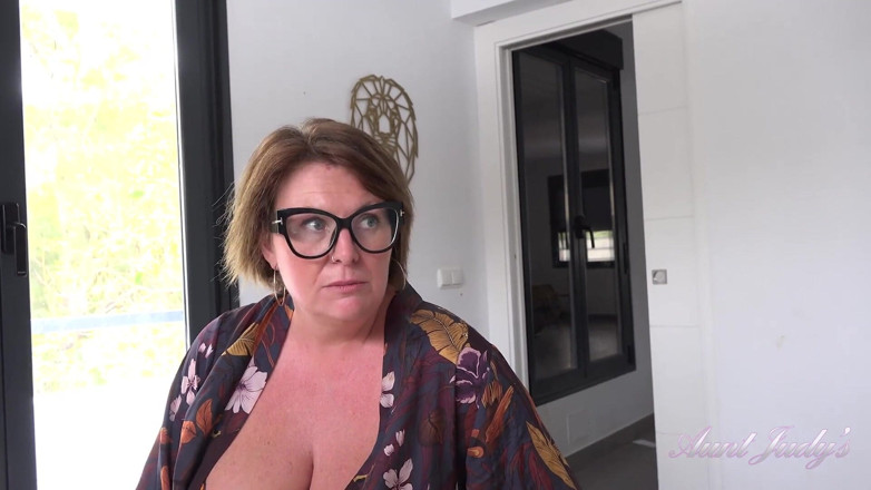 Aunt Judy's: Tetajudys - Tvoje prsatá macecha Jojo tě přistihne při krádeži kalhotek (pov)