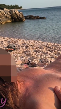 Ryzykowny seks na plaży nudystów w Hiszpanii: Zostaje dotknięta podczas nago