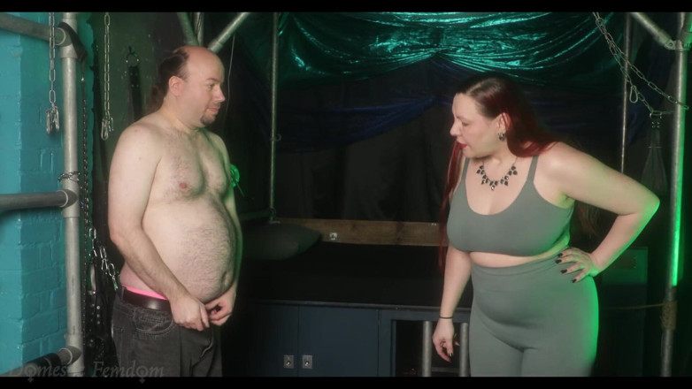 Domestic femdom: ディバイン・ドミノはピンクのパンティーの弱虫を破壊する
