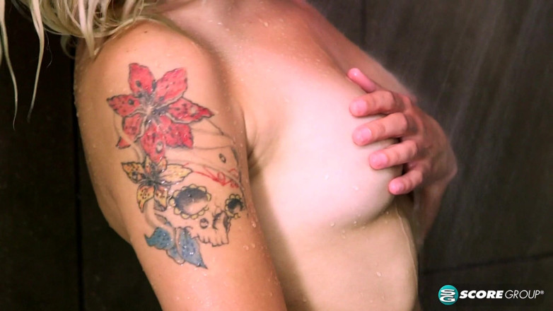 18eighteen: Madison Hart douche strokin'