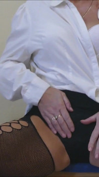 Secrétaire, jeu de rôle en POV, doigtage de culotte et chatte, demande à voir ma culotte et mon soutien-gorge