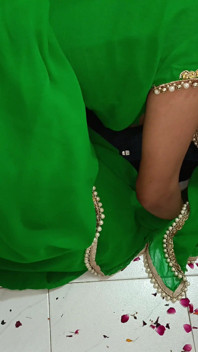 Une bhabhi étale un gâteau sur une bite et lèche, puis chevauche son devar