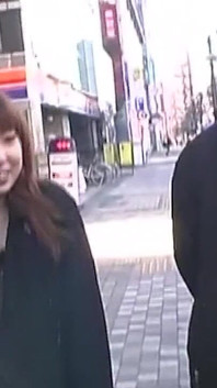 위험한 공개 유방 플레이를 즐기는 미시 아시아 커플