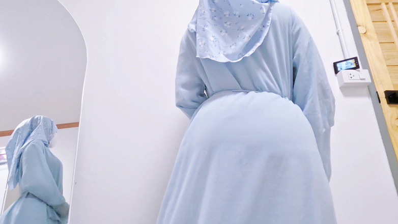 LittleMuslim: POV: 큰 엉덩이의 우아한 블루 아바야 애널을 가진 히잡 소녀.