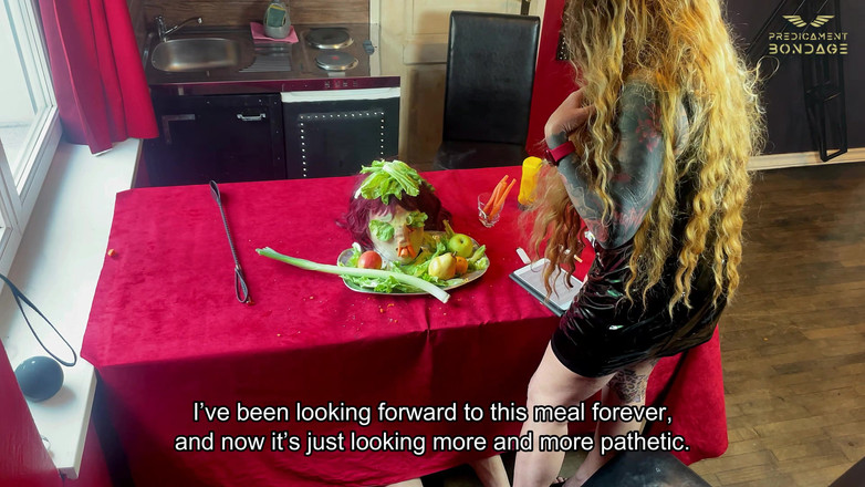 Dominatrix Frida: 식탁에서 무력한 노예에게 굴욕을 당하기 (223)