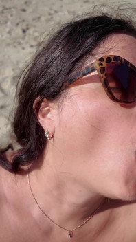 Curvilínea nudista e na praia. Vibrador engraçado! Bye Bye!