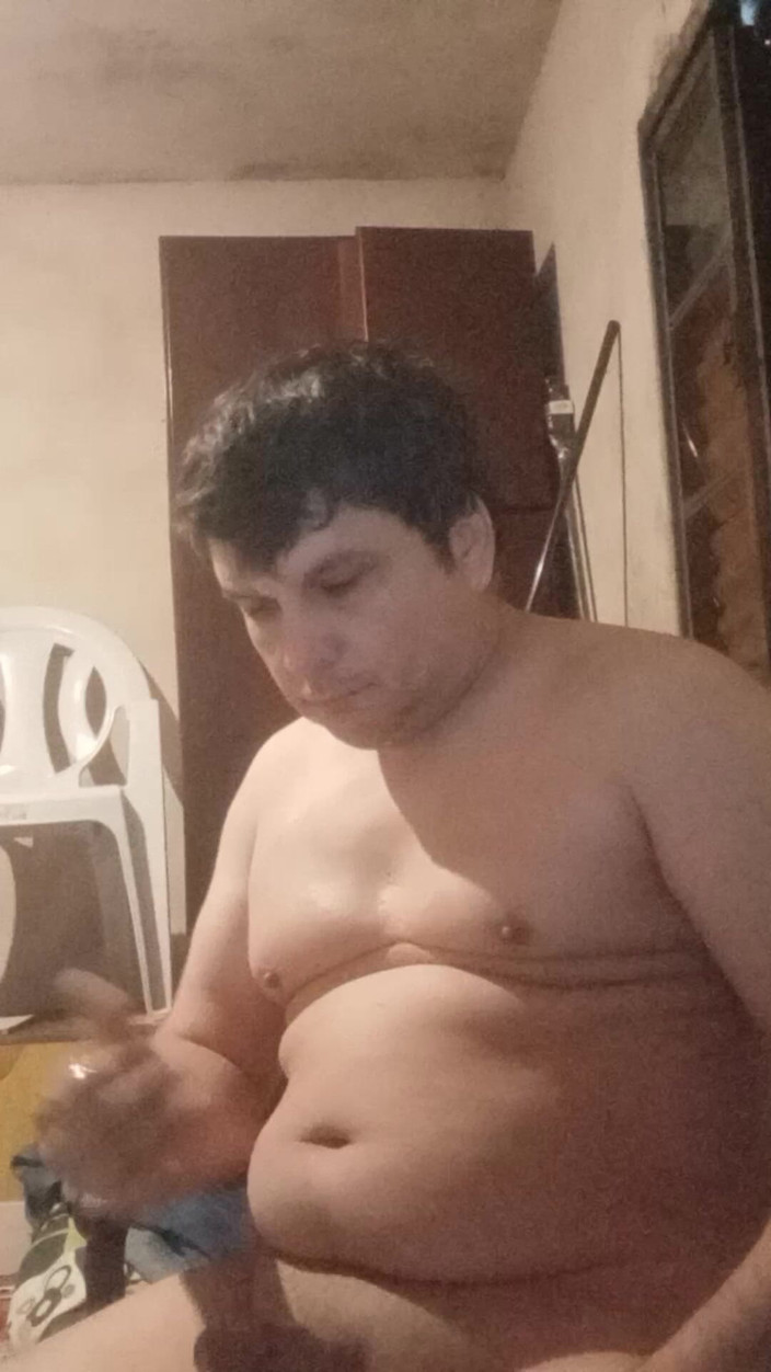 Claudio: Todo el semen extendido en mis tetas
