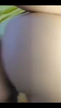 Remaja seksidea memamerkan payudara di live webcam