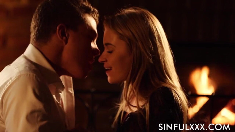 Sinfulxxx: Sex romantic la locul de foc de la SinfulXXX