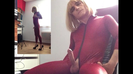 Faustine: Travestiet Faustine in rode vinyl catsuit komt voor je klaar.