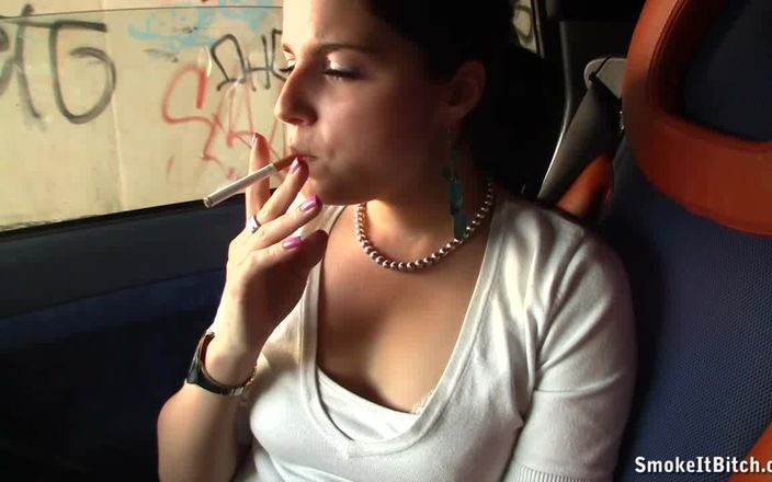Smoke it bitch: 在一座肮脏的桥下抽烟！