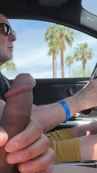 Stiefvader betrapt stiefzoon op aftrekken tijdens het rijden en zou hem niet laten stoppen