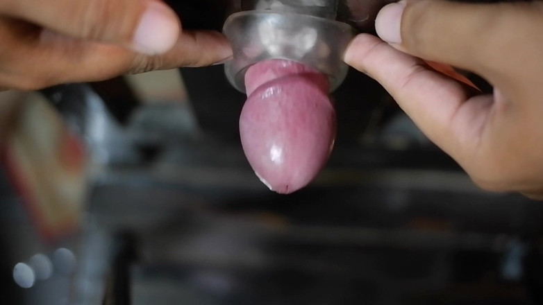 Milky Tata: 언컷 섹스 토이와 의자에 사정.