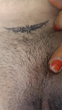 Cewek hot ini lagi asik fingering memeknya sampai muncrat berjamaah