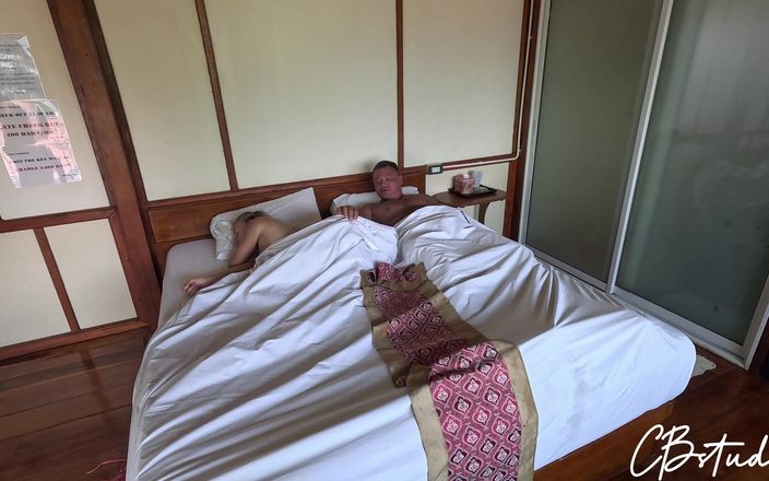 Cail Brodnevski Studio: 호텔 방에서 침대를 공유하는 계부와 의붓딸