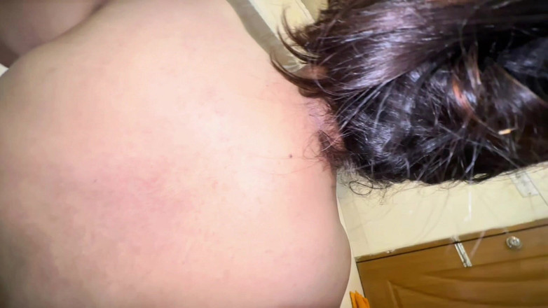 Your Boy's Cum: 挂着巨大奶子的热辣学生妹不穿制服,当同学自慰时,在房间休息