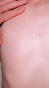 Mi hermanastra de 18 años con tetas pequeñas aceptó una paja rápida.