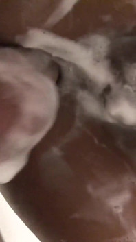 Ploy, pute asiatique coquine, se fait nettoyer pendant une douche sexy