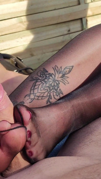 Glossy Black Nylon Footjob Im Garten