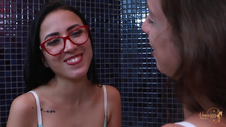 Venusss fetish: Lezzetli amcık suyunun tadına bakıyor!